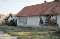Monori Pincefalu, Egy pince festményekkel a homlokzatán
