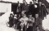 Baráti társaság 1953 telén a pince előtt